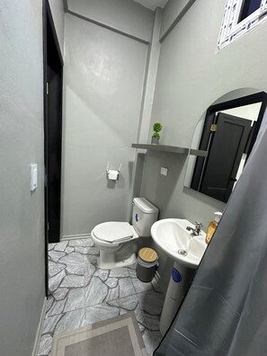 Basic Single Room, Patio, Courtyard View | Bathroom | Towels, soap, shampoo, toilet paper - Hotel Los Pinos (Bonito Oriental)