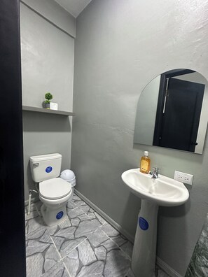 Comfort Single Room, Patio, Courtyard View | Bathroom | Towels, soap, shampoo, toilet paper - Hotel Los Pinos (Carbónales Bonito Oriental Colon)