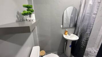 Comfort Twin kamer, terras, uitzicht op de binnenplaats | Badkamer | Handdoeken, zeep, shampoo, toiletpapier