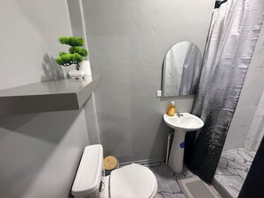 Comfort Twin Room, Patio, Courtyard View | Bathroom | Towels, soap, shampoo, toilet paper - Hotel Los Pinos (Carbónales Bonito Oriental Colon)