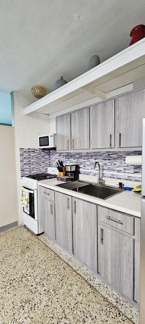 Fridge, microwave, oven, stovetop - Casa Sol y Brisa - Private Studio Near Airport (Trujillo Alto)