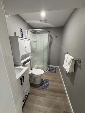 Een douche, een haardroger, handdoeken, zeep