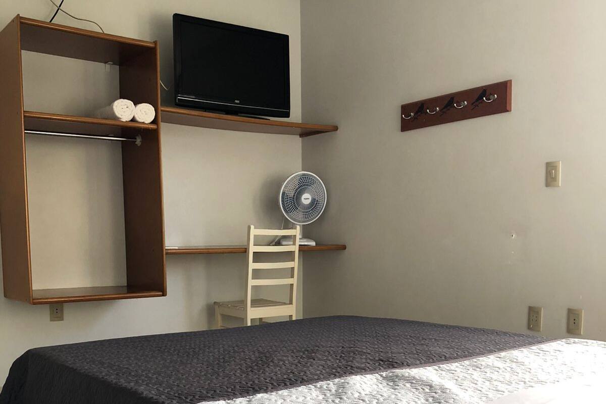 Habitación básica doble, vistas a la ciudad | Wifi gratis