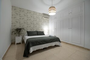 4 habitaciones, tabla de planchar con plancha, wifi y ropa de cama 