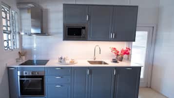 Frigorífico, microondas, horno y placa de cocina