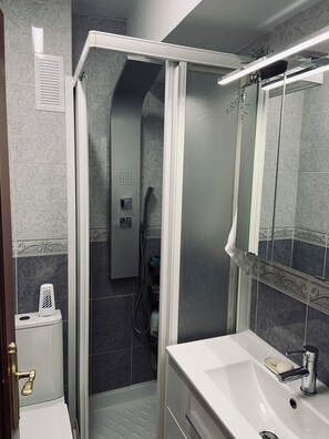 Towels, soap, toilet paper - Modern apartment near the center (Madrid)