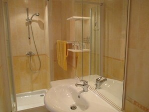 Shower, hair dryer, toilet paper - Apartment 4 pers classé ***,proximité Calvi/Calenzana (CALENZANA)