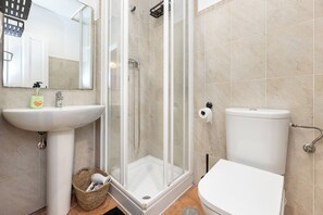 Hair dryer, towels, soap, toilet paper - Primavera Sound (Bass 1) (Granada)