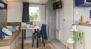 TV, ping pong - ZEcamping 4 étoiles 200m plage piscine couverte locatif TV LV BBQ 35m2 (Névez)