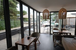 Interior - ZEcamping 4 étoiles 200m plage piscine couverte locatif TV LV BBQ 35m2 (Névez)