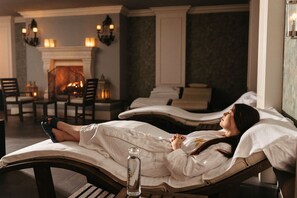 Couples treatment rooms, sauna, hot tub, steam room, body treatments - Mirbeau Inn & Spa Beacon (Beacon)