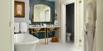 Articles de toilette gratuits, sèche-cheveux, peignoirs, chaussons