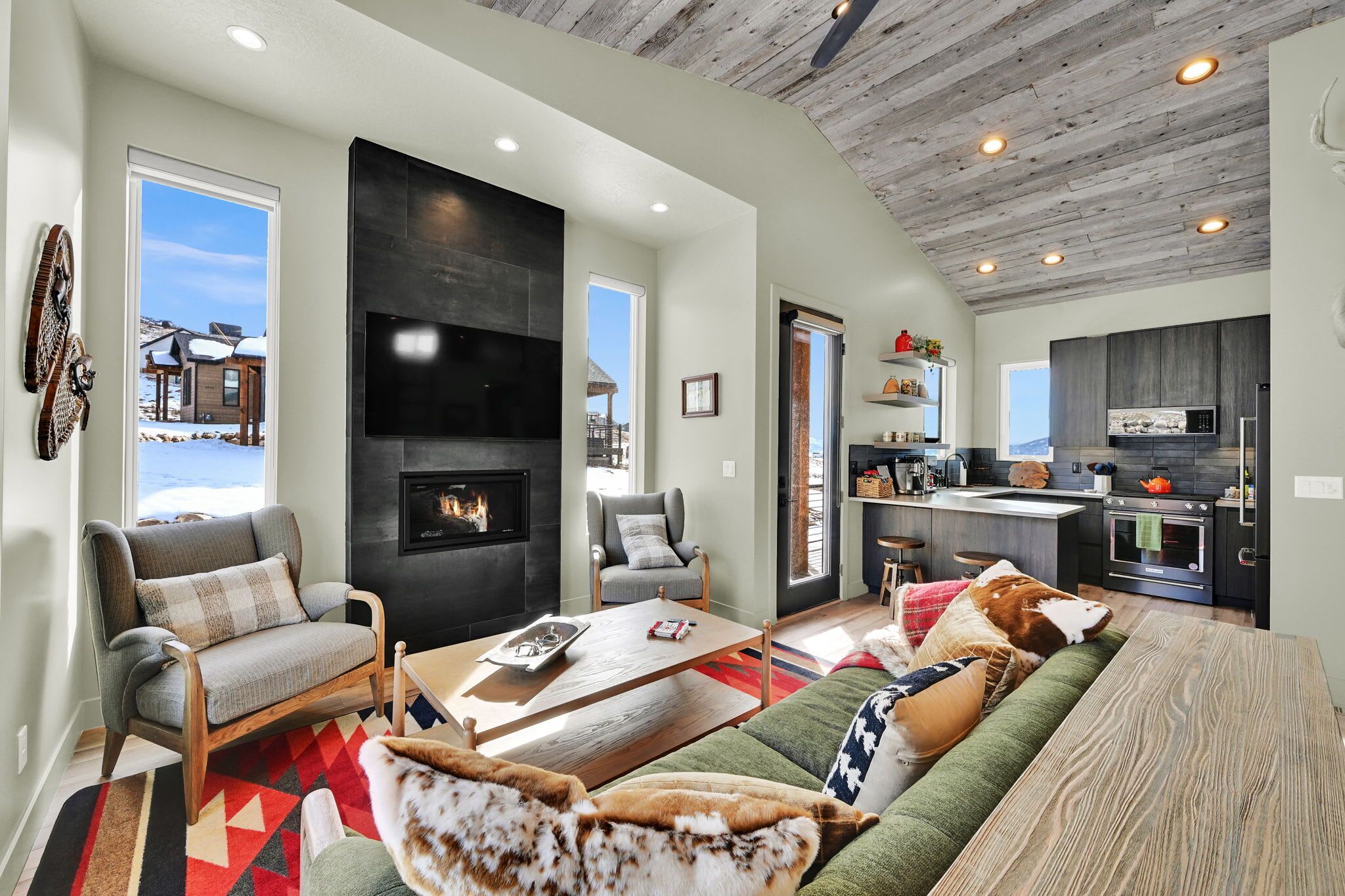 电视、DVD 播放器、桌上足球、立体声音响