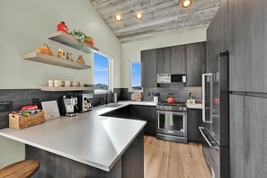 Frigorífico, microondas, horno y placa de cocina