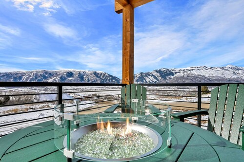 3BR Mountain View Cabin | Private Hot Tub & Fire Pit | Lake & Resort Proximity | Sleeps 6