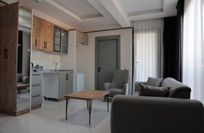 Suite, Balcony, Sea View | Vardagsrum