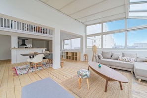 Living area - Contemporary loft with exceptional rooftop (Paris)