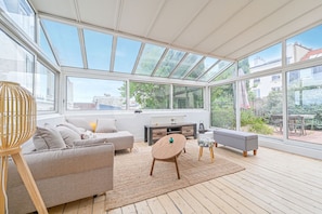 Living area - Contemporary loft with exceptional rooftop (Paris)