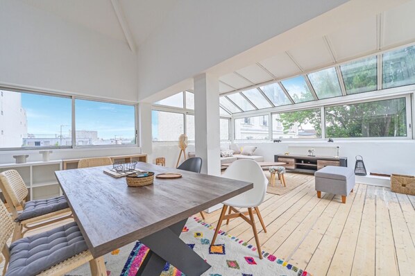 Dining - Contemporary loft with exceptional rooftop (Paris)