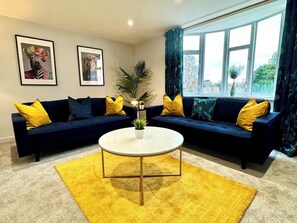 TV - Bournemouth Bliss: 3Bedroom Near Sea & Town Vibes! (Bournemouth)