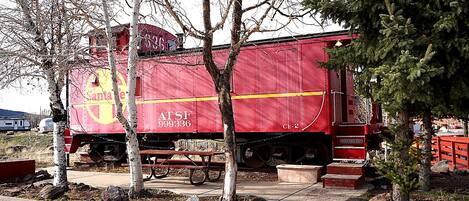 Un vagón de tren rojo con la marca 'Santa Fe' y el número 'ATSP 999336' visible.