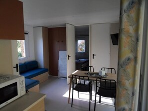 Interior - ZEcamping 3 étoiles piscine pet friendly mobil-home TV LV clim 29m2 (Urt)
