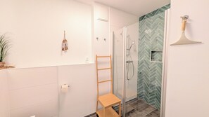 Doccia, asciugacapelli, asciugamani, sapone