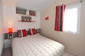 2 bedrooms, WiFi - ZEcamping 5 étoiles animé espace aquatique locatif TV BBQ 27m2 (Le Château-d'Olonne)