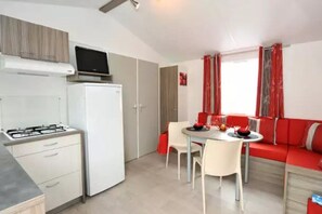 Dining - ZEcamping 5 étoiles animé espace aquatique locatif TV BBQ 27m2 (Le Château-d'Olonne)