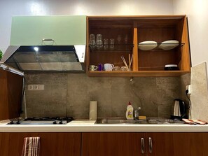 Frigorifero, microonde, forno, piano cottura