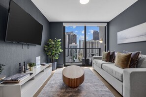 TV - Modern Two-bedroom apartment with balcony in Brickell (Miami)
