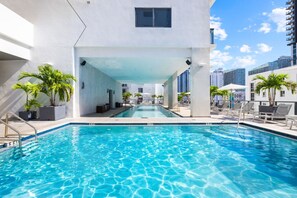 Pool - Modern Two-bedroom apartment with balcony in Brickell (Miami)