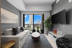 TV - Modern one-bedroom apartment with balcony in Brickell (Miami)