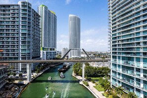 Miscellaneous - Modern Studio with Balcony in Brickell (Miami)