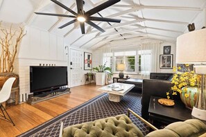 Televisio, takka, työhuone