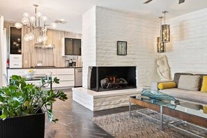 Televisio, takka, työhuone