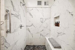 Dusche, Haartrockner, Handtücher, Shampoo