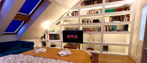 Desk, iron/ironing board, WiFi, bed sheets