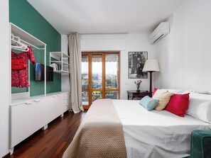 Design Apartment, Balcony, City View | Living area | 40-inch flat-screen TV with digital channels - La Perla Rara (Sant'Agnello)