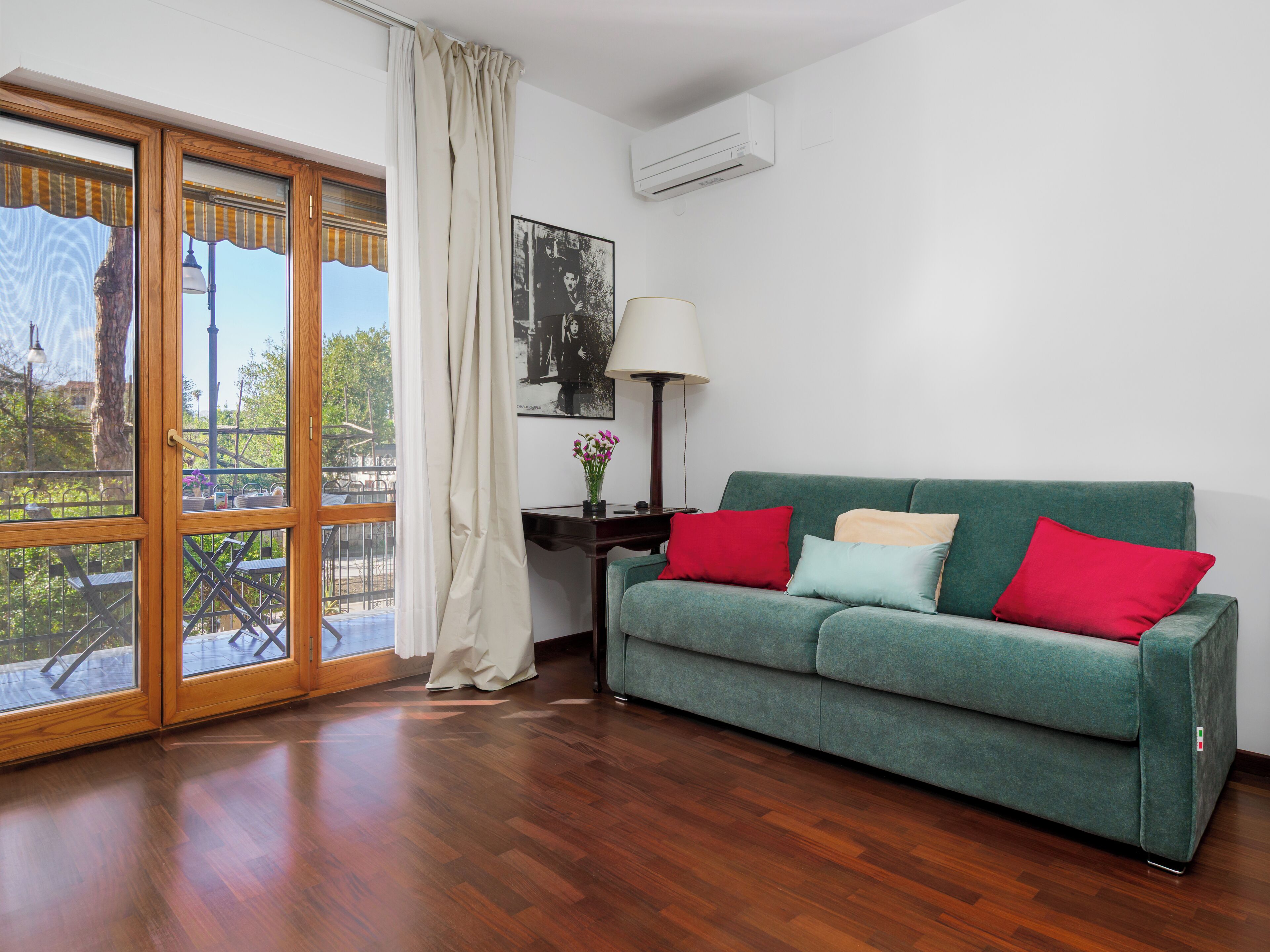 Apartamento design, sacada, vista para a cidade | Área de estar | TV de tela plana 40 polegadas com canais digitais