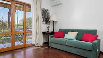 Apartamento design, sacada, vista para a cidade | Área de estar | TV de tela plana 40 polegadas com canais digitais