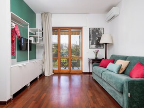 Design Apartment, Balcony, City View | Living area | 40-inch flat-screen TV with digital channels - La Perla Rara (Sant'Agnello)