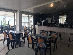 Bar (on property) - ZEcamping 4 étoiles familial piscine couverte restaurant et aire de jeux (La Faute-sur-Mer)