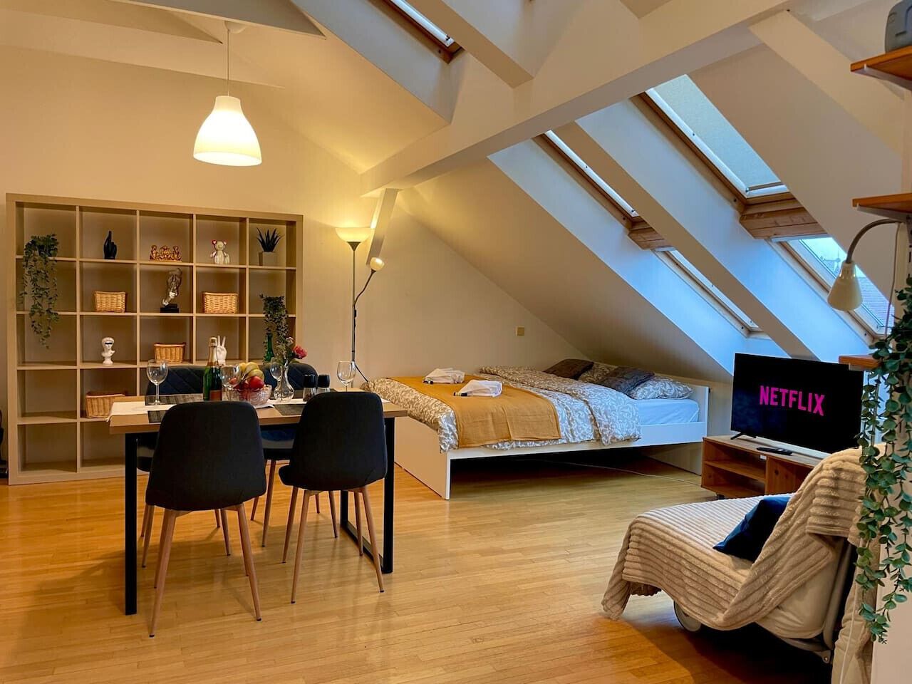 Skrivebord, strykejern/-brett, reiseseng for barn og wi-fi