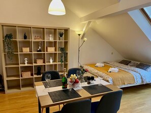 Desk, iron/ironing board, travel cot, WiFi - Two-Bedroom Urban Escape (Prague 2)