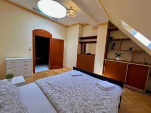 Desk, iron/ironing board, WiFi, bed sheets - Central 3BR Oasis with Jetted Tub (Praha 1)