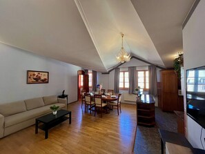 TV, stereo - Central 3BR Oasis with Jetted Tub (Praha 1)