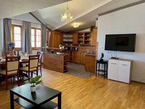 Interior - Central 3BR Oasis with Jetted Tub (Praha 1)