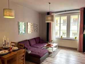 TV - Colorful Dragonfly Nest – 2BR/2BA in Prague (Prague 1)