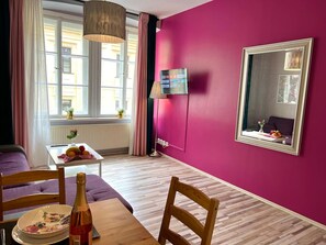 TV - Colorful Dragonfly Nest – 2BR/2BA in Prague (Prague 1)